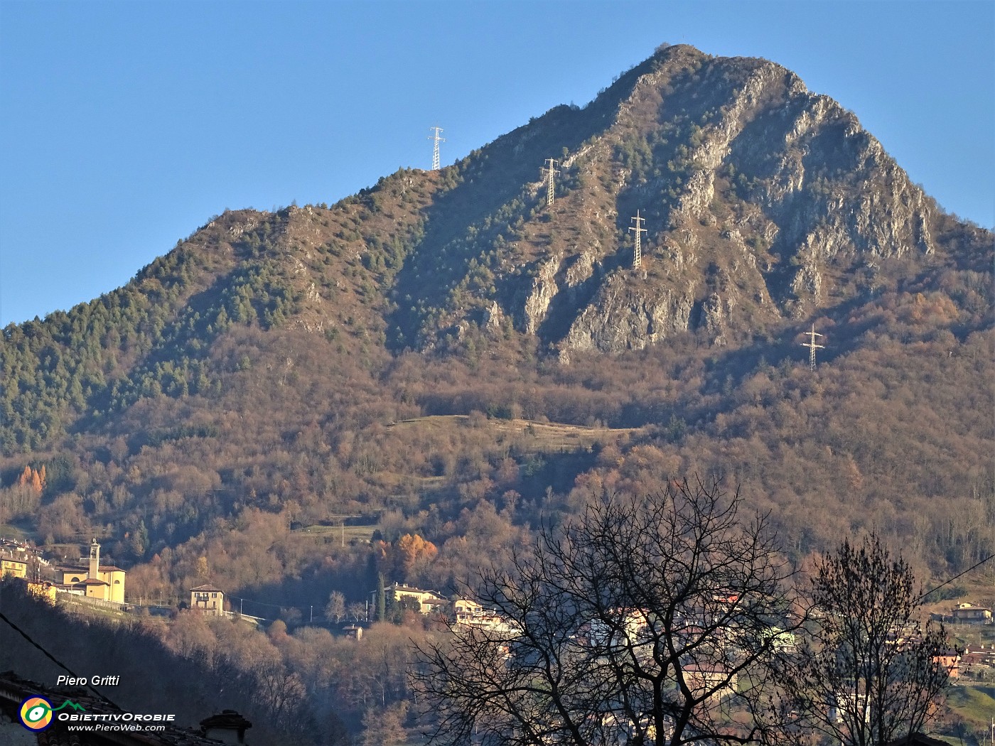 01 Il Pizzo di Spino (958 m)  con Spino al Brembo (470 m) in primo piano visti da Acquada, frazione di Zogno.JPG